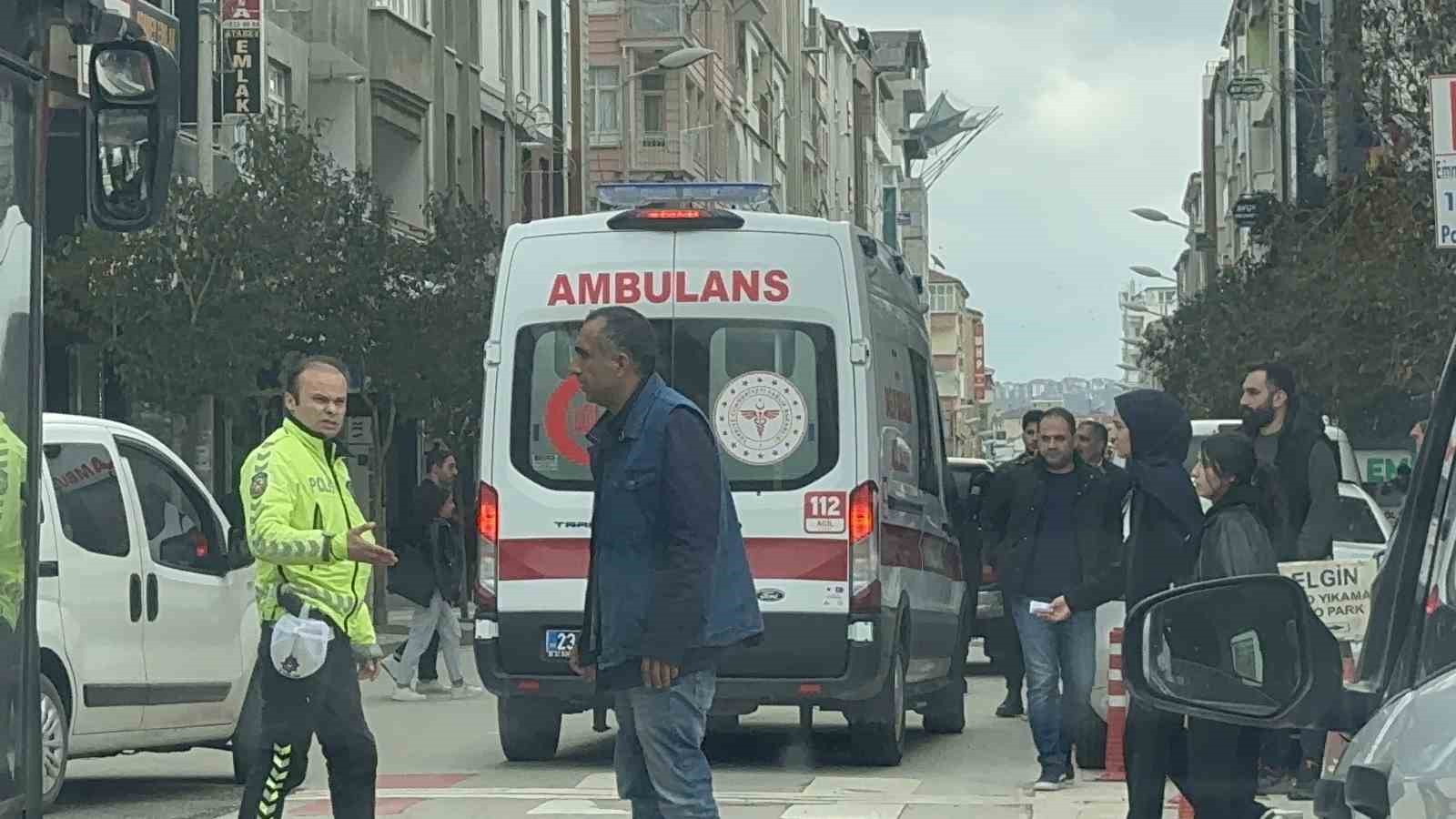 elazigda aracin carptigi yasli adam yaralandi 2 5S4GXrm2