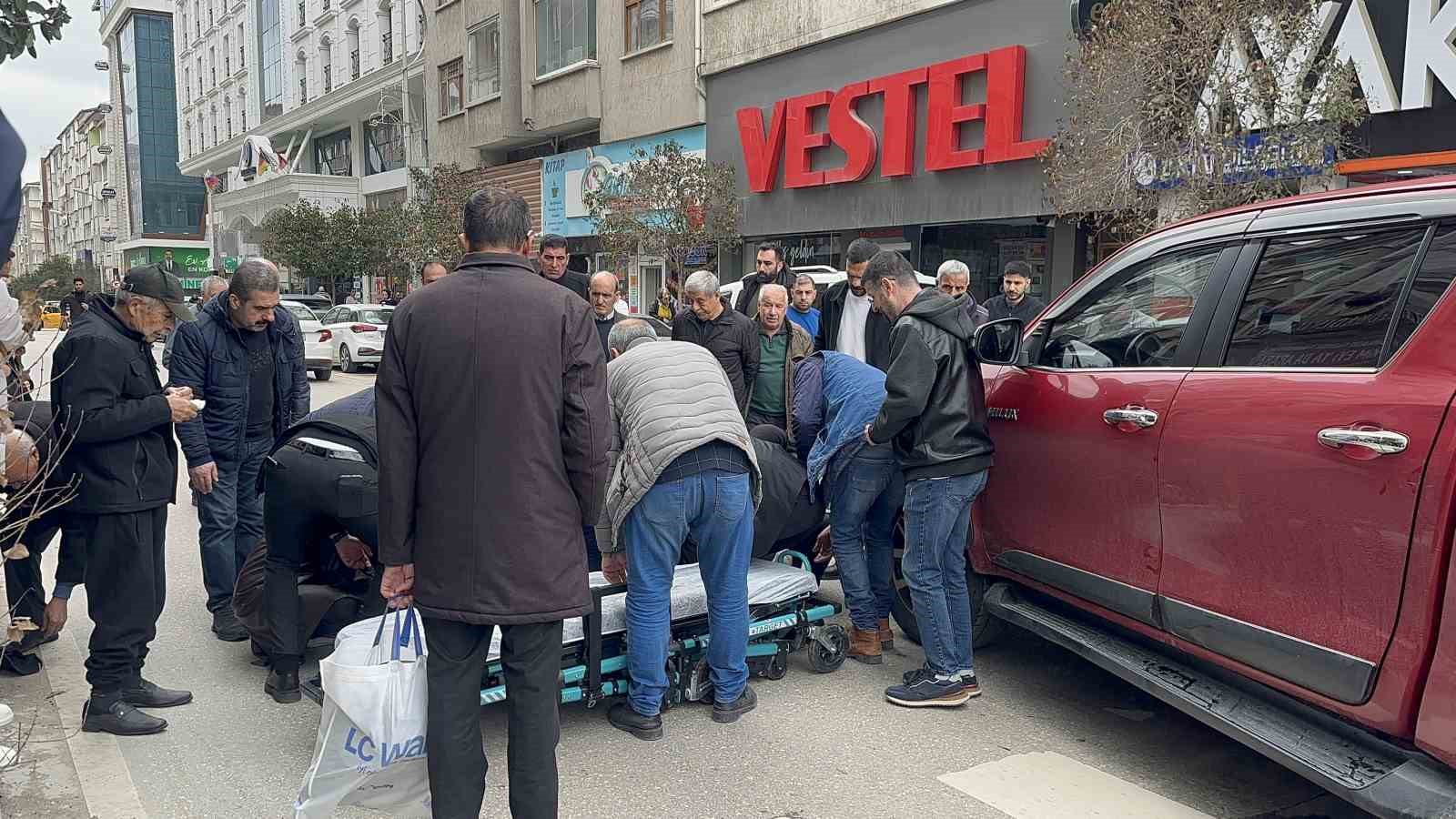 elazigda aracin carptigi yasli adam yaralandi 3