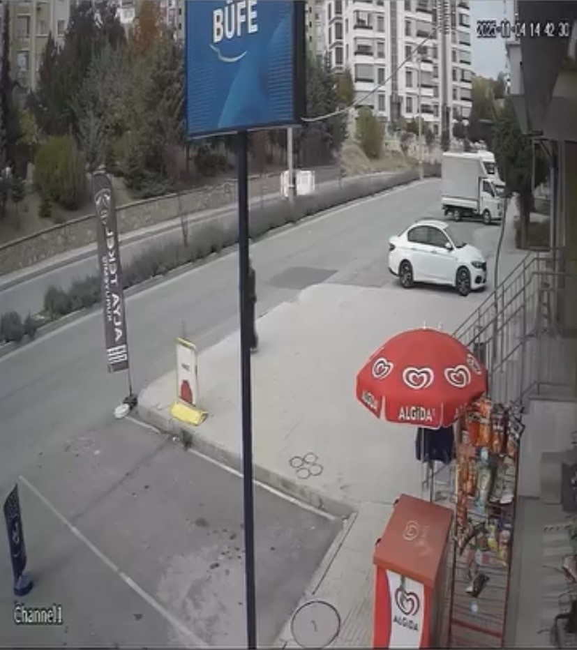 elazigda aracin yan yattigi kaza kamerada 1 KJR4TXv8
