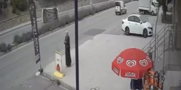 elazigda-aracin-yan-yattigi-kaza-kamerada-kEZEhScK.jpg