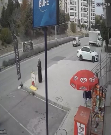 elazigda-aracin-yan-yattigi-kaza-kamerada-kEZEhScK.jpg