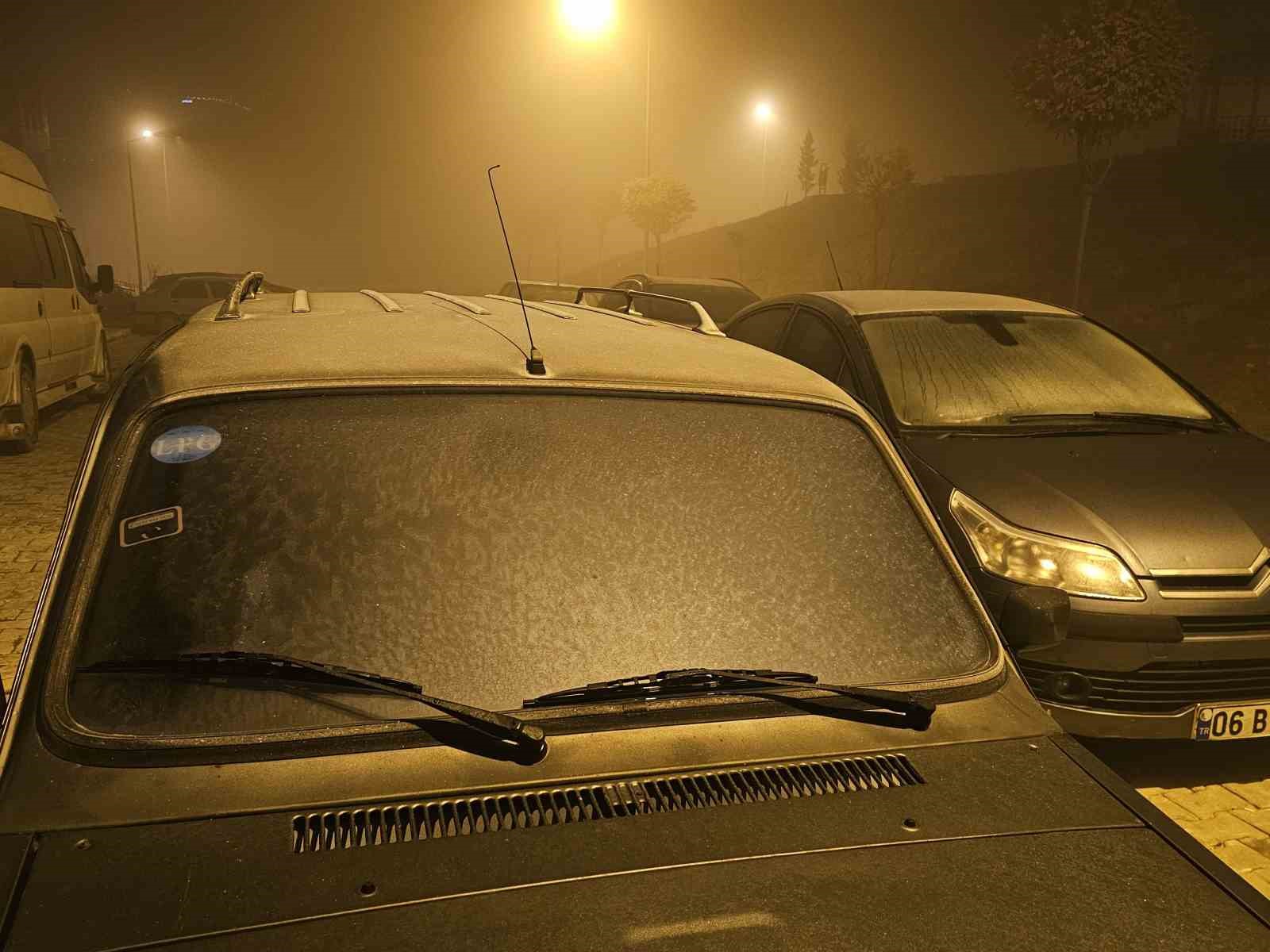 elazigda araclarin camlari buz tuttu 4