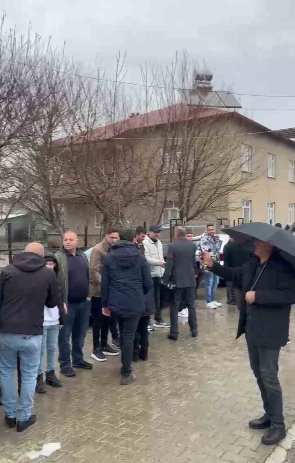 elazigda asirlik bayramlasma geleneginde metrelerce kuyruk 0 V9CTpFR8
