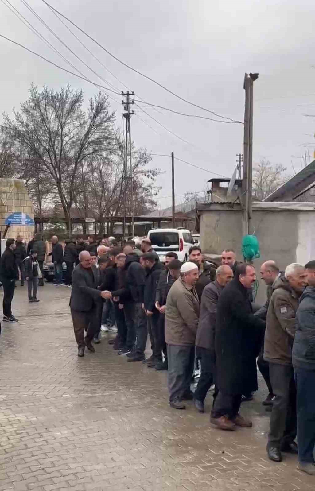 elazigda asirlik bayramlasma geleneginde metrelerce kuyruk 1 sjM5KXmE