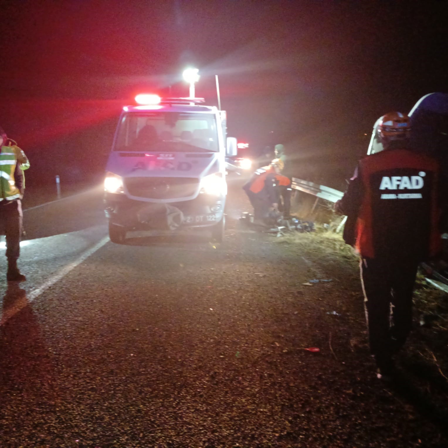 elazigda bariyerlere carpan kamyon devrildi 1 yarali 1