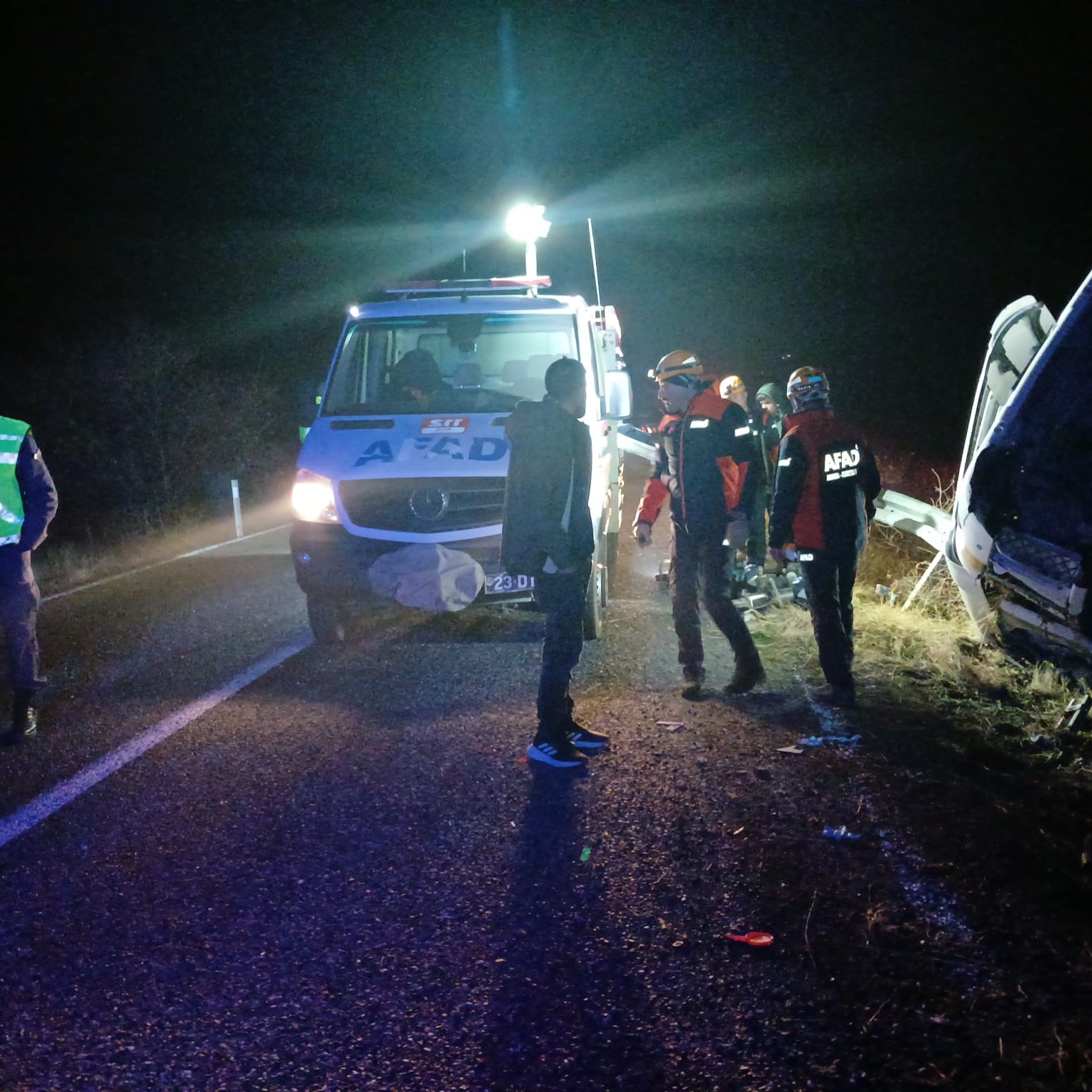 elazigda bariyerlere carpan kamyon devrildi 1 yarali 3 HUiQ2vWe