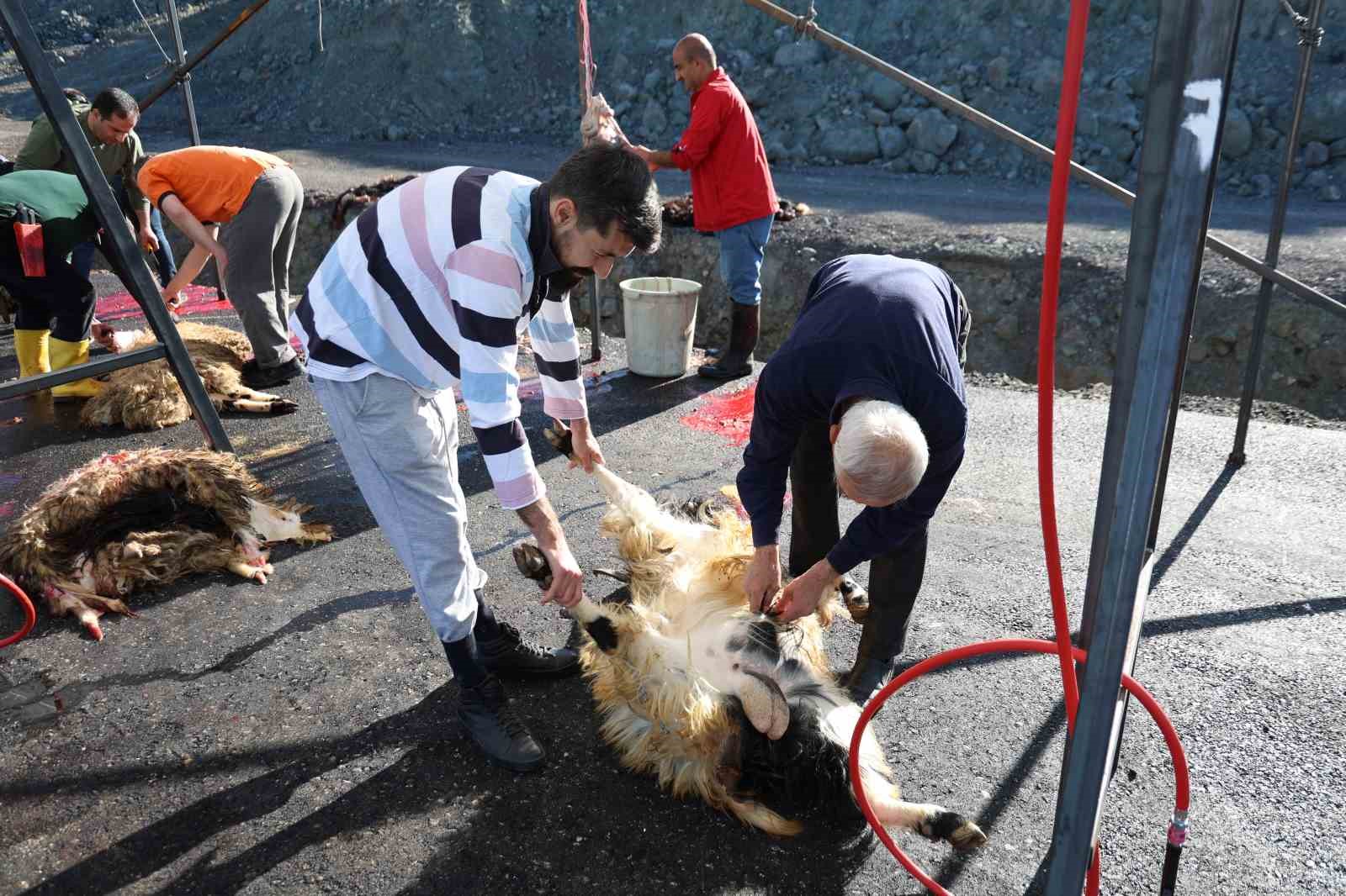 elazigda bayram namazini kilan vatandaslar kurbanlarini kesti 4