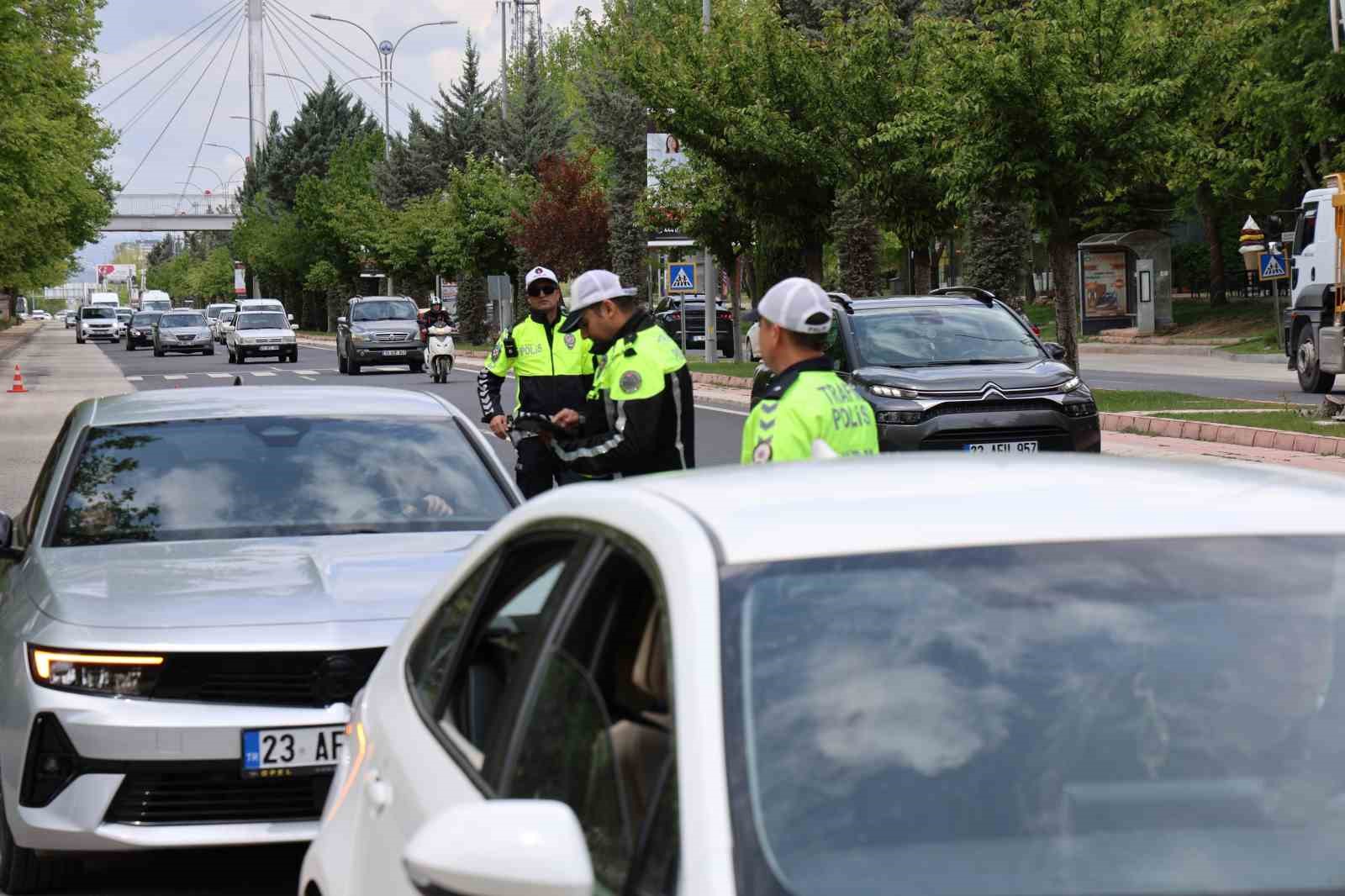 elazigda bayram oncesi genis kapsamli trafik denetimi 7 wWRnWzaa