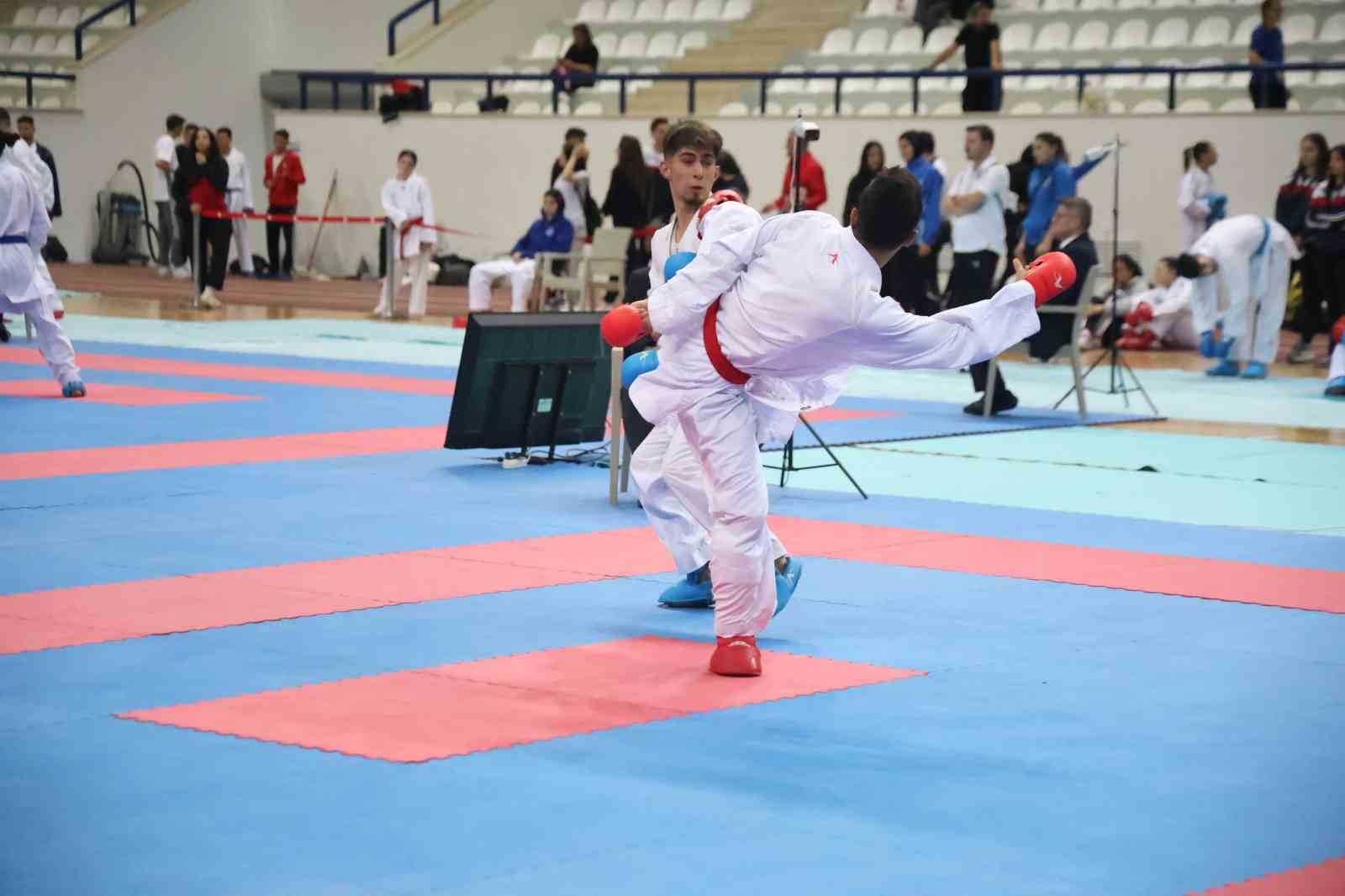 elazigda binin uzerinde karate sporcusu milli takima secilmek icin ter dokuyor 3 eMFtUndq