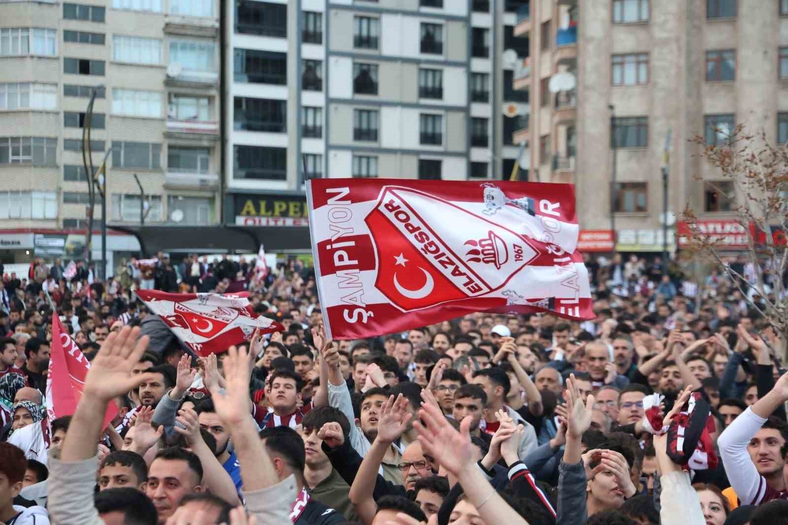 elazigda binlerce taraftar dev ekranda maci izledi 0 v7q8zCyf