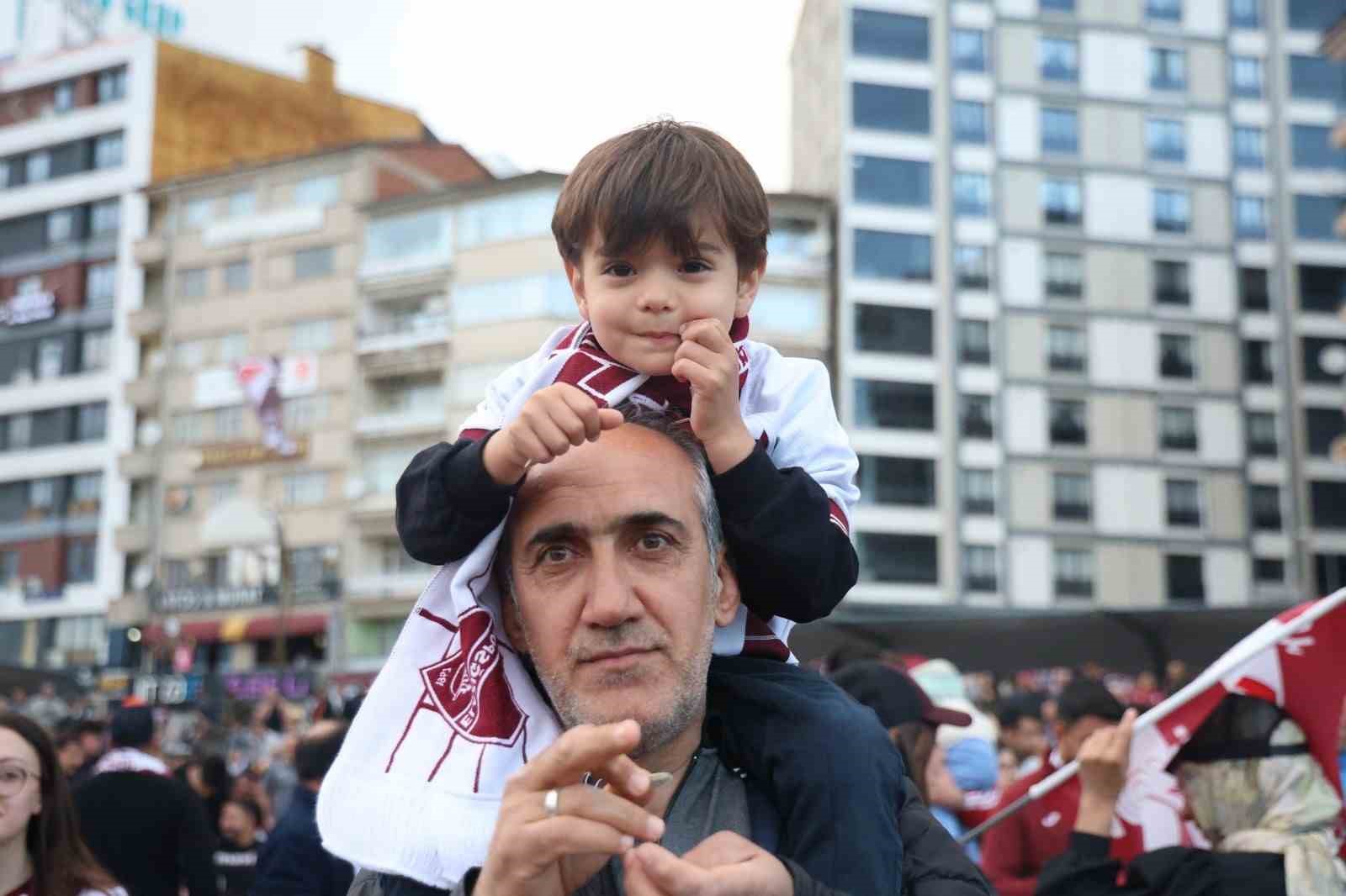 elazigda binlerce taraftar dev ekranda maci izledi 1 WZb2mY9a