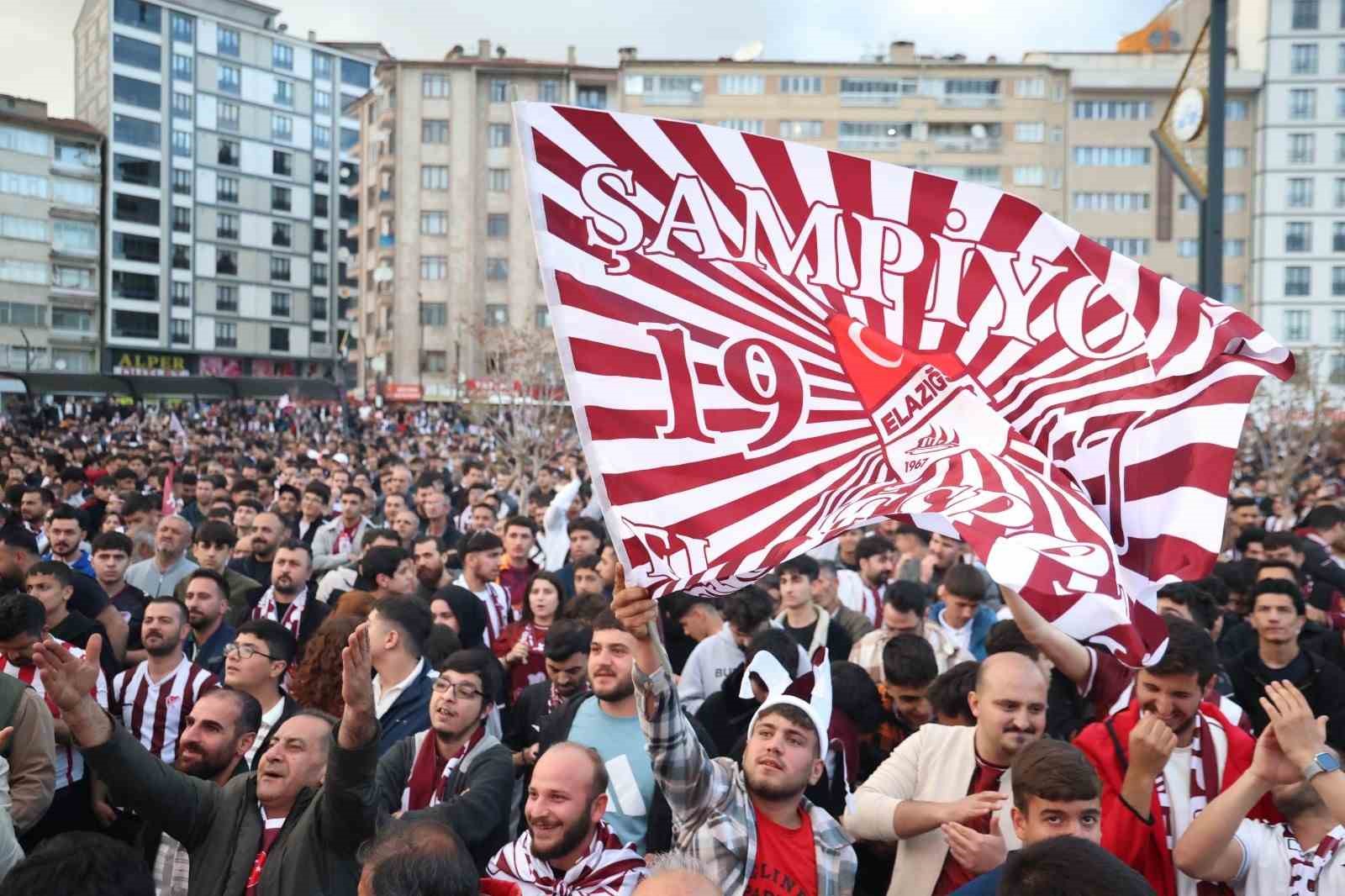 elazigda binlerce taraftar dev ekranda maci izledi 2 bCiGldiM