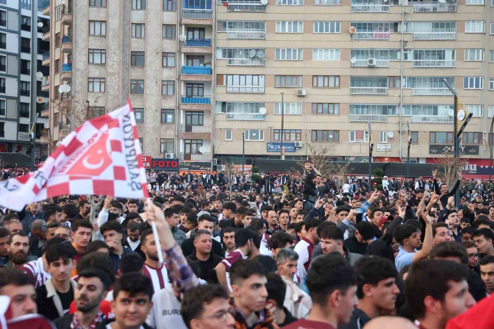 elazigda binlerce taraftar dev ekranda maci izledi 3 3O7YtC7E