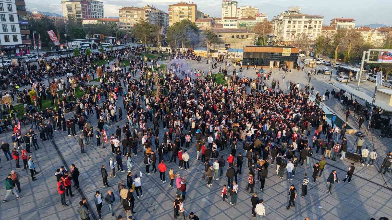 elazigda binlerce taraftar dev ekranda maci izledi 4
