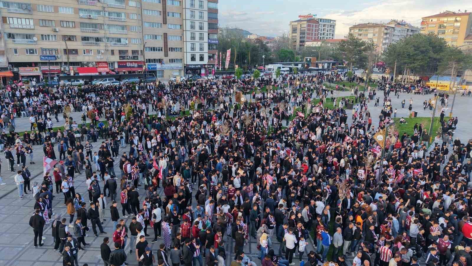 elazigda binlerce taraftar dev ekranda maci izledi 5 O67TDL56