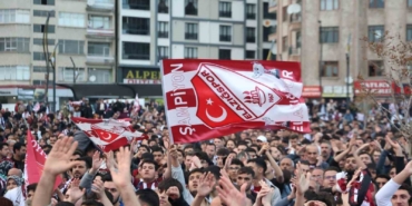 elazigda-binlerce-taraftar-dev-ekranda-maci-izledi-xDyO8Ccr.jpg