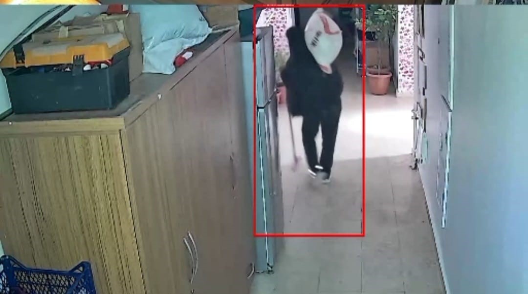 elazigda bir hirsiz engelli vatandasin un cuvalini caldi 0 uRss74US