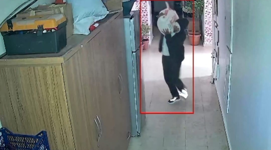 elazigda bir hirsiz engelli vatandasin un cuvalini caldi 1