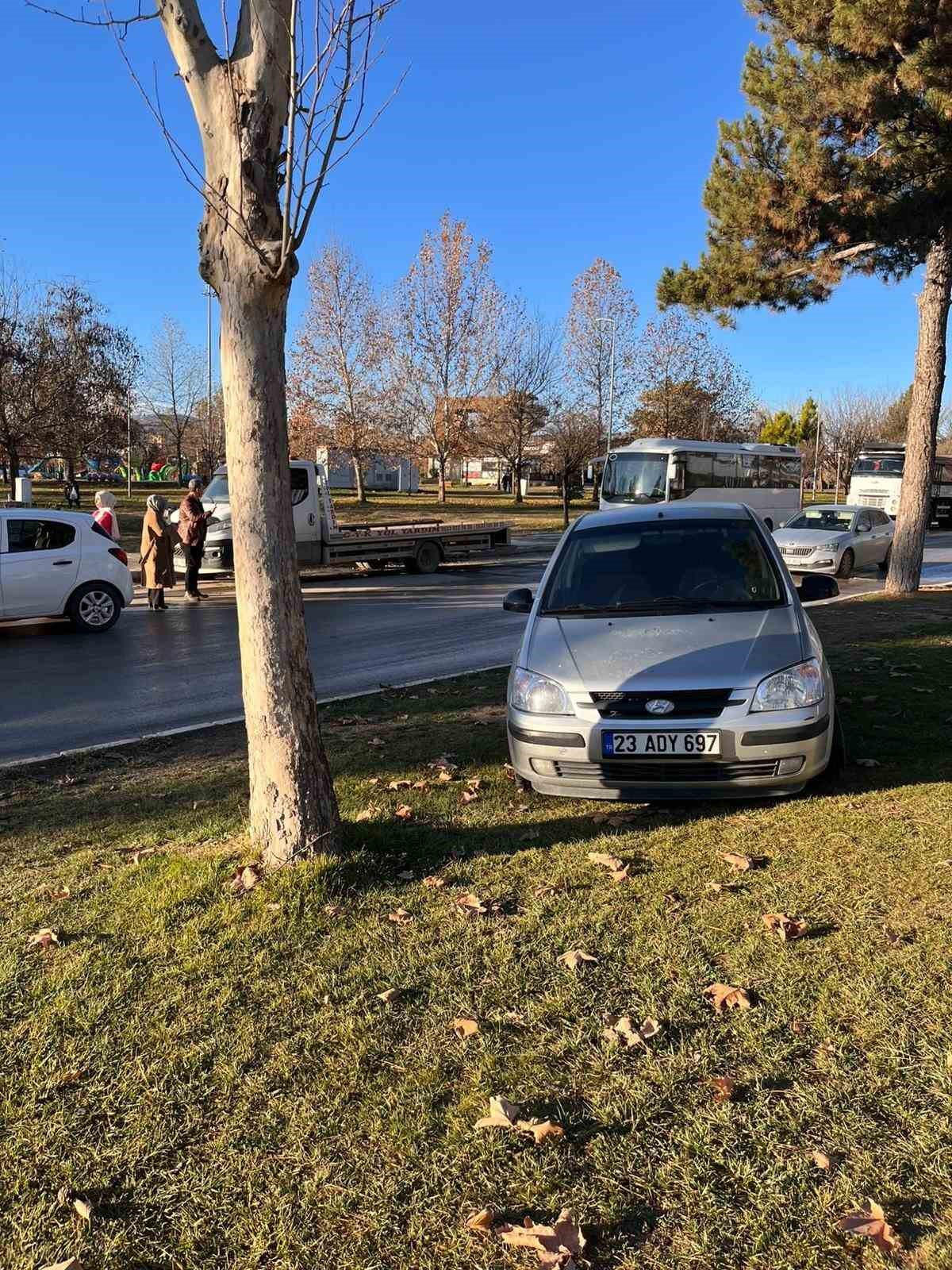elazigda buzlanma zincirleme kazaya neden oldu 6 arac birbirine girdi 1 Bpqv651R
