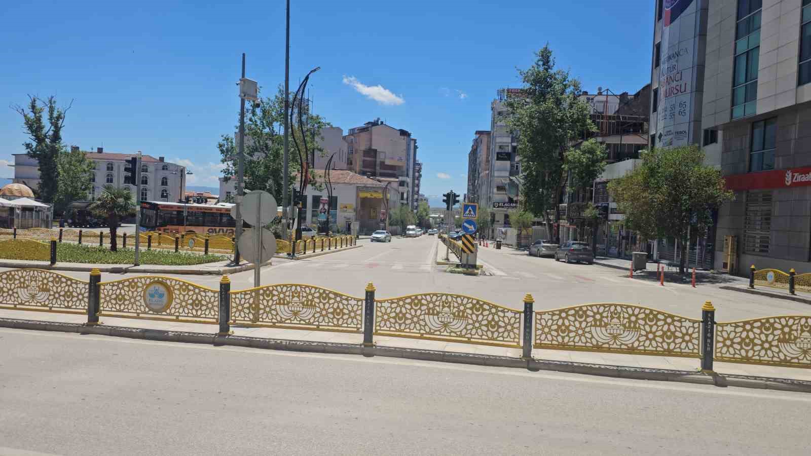 elazigda cadde ve sokaklar bos kaldi 4 CMhB4y2y