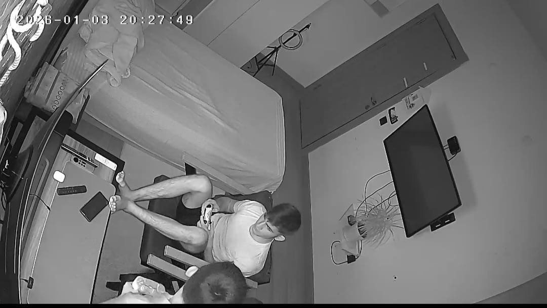 elazigda deprem ani kamerada biri panik yapti digeri oyuna devam etti 1 Rfn2zCJV