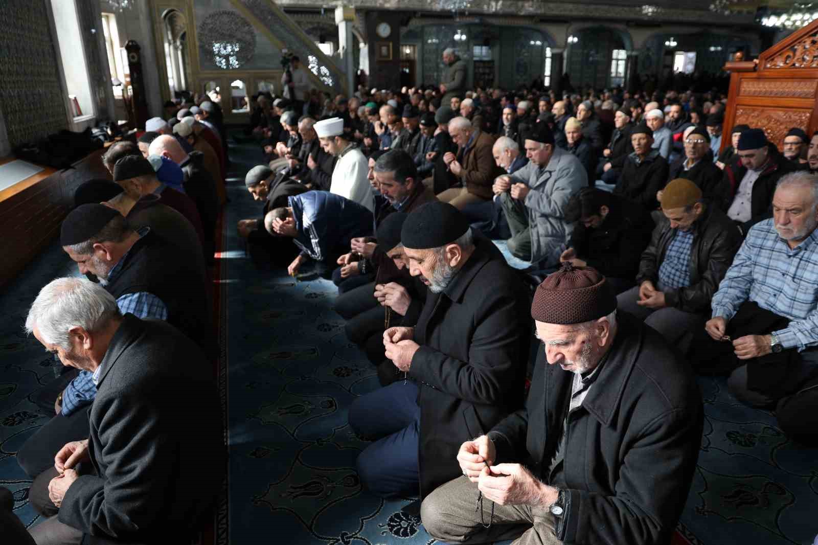 elazigda depremde hayatini kaybedenler dualarla anildi 2