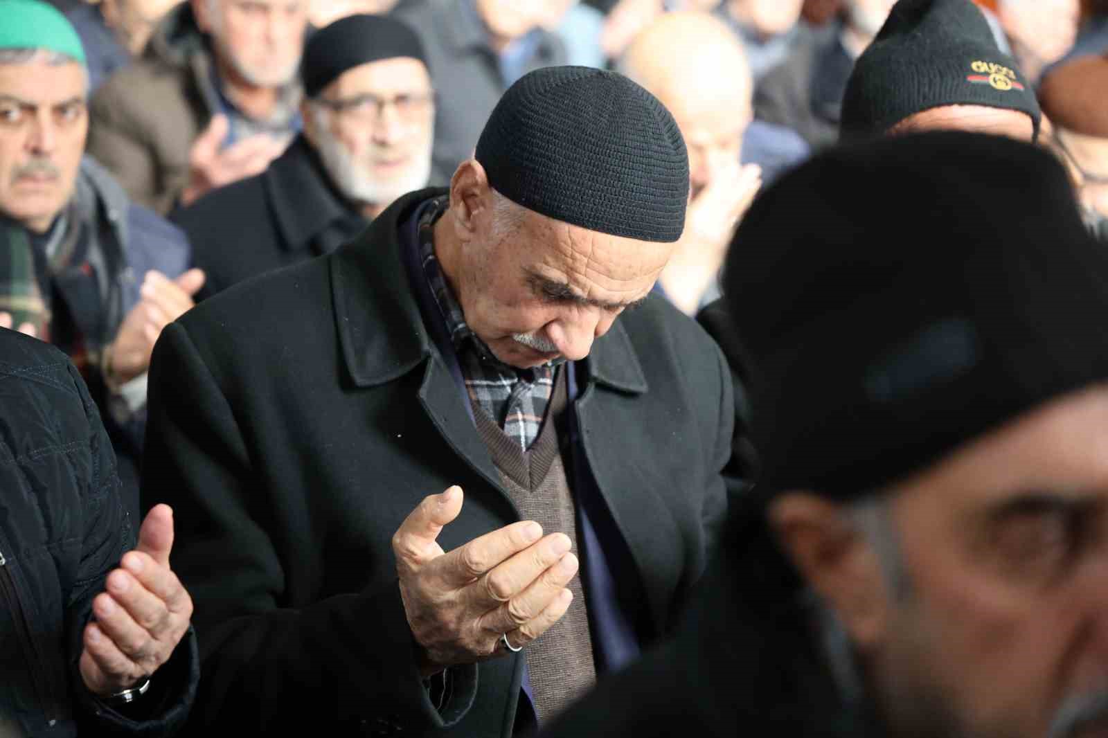 elazigda depremde hayatini kaybedenler dualarla anildi 3 lJF3WXIK