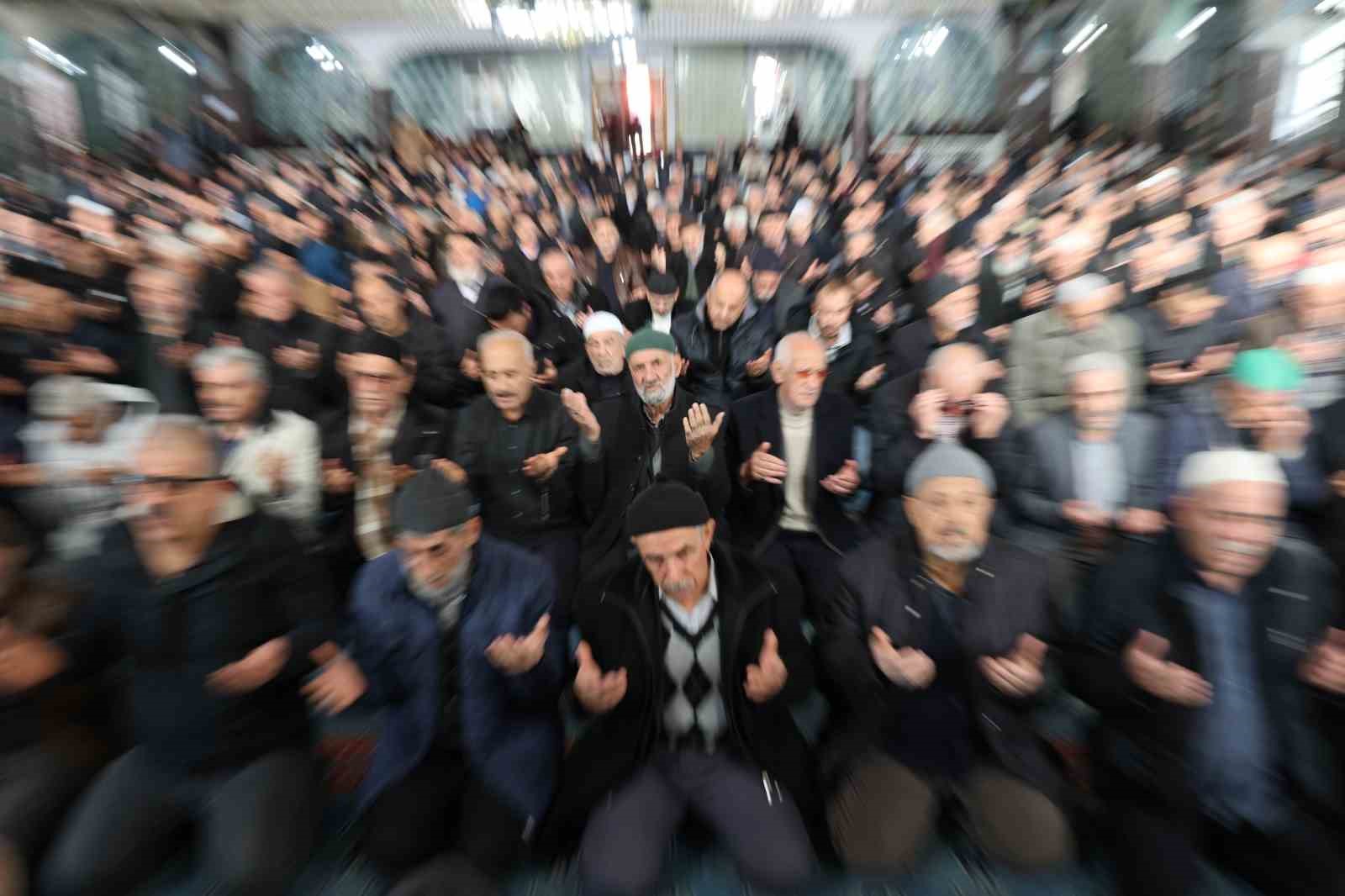 elazigda depremde hayatini kaybedenler dualarla anildi 7 wK8Raab9