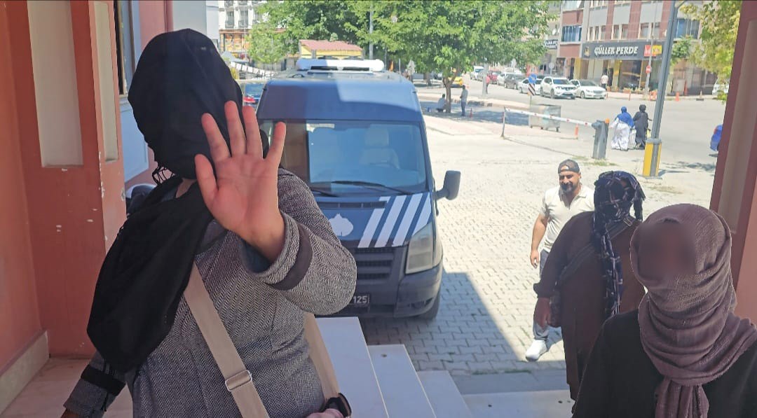 elazigda dilenci sebekesine operasyon kameralara el salladilar 1 miB5PEND