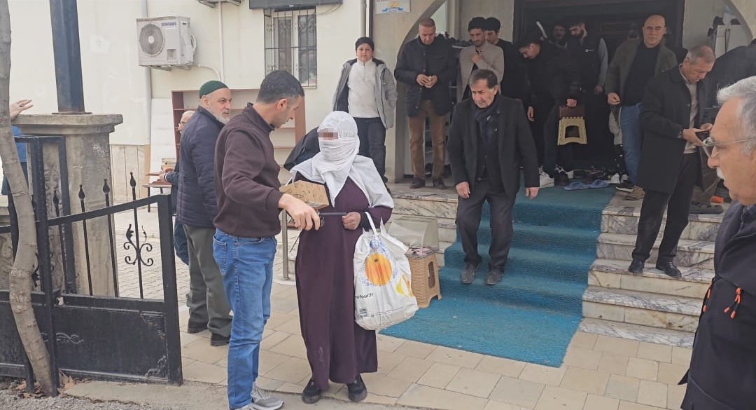 Elazığ’da dilenci zabıtalara yakalandı: "Al senin olsun" diyerek parayı teklif etti 5 elazigda dilenci zabitalara yakalandi al senin olsun diyerek parayi teklif etti 1