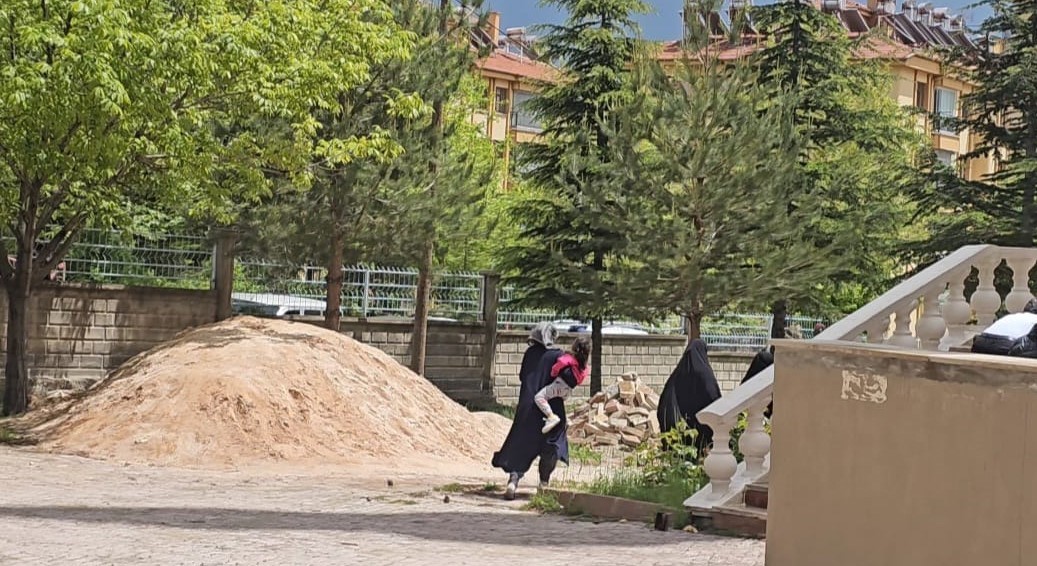 elazigda dilenciler kacti zabita yakaladi hepsi kacti gitti beni birakma aman ha 2 E7DvcajG