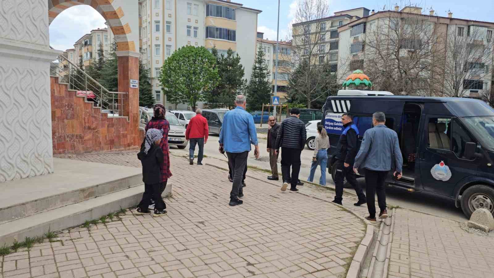elazigda dilencinin bebek arabasi hilesi zabitaya takildi 1 OXrmKXYB