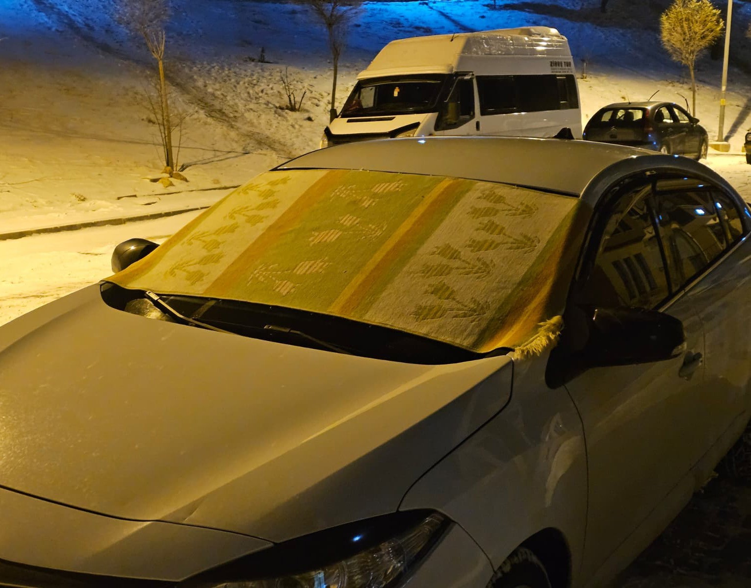 elazigda dondurucu soguklara karsi arac camlari kilimle korunuyor 0 XO1aQ3cl