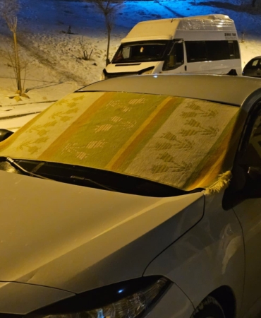 elazigda-dondurucu-soguklara-karsi-arac-camlari-kilimle-korunuyor-rxO67Qng.jpg