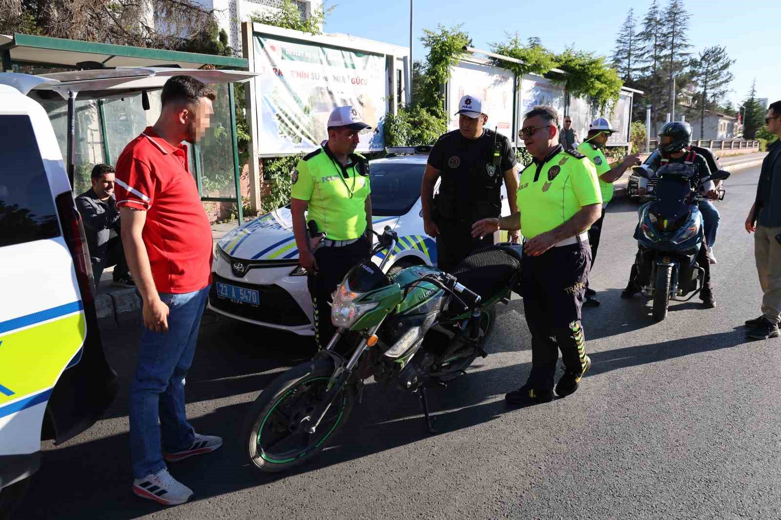 elazigda dur ihtarina uymayan surucuye 200 bin lira ceza 0 z5iOjgbj