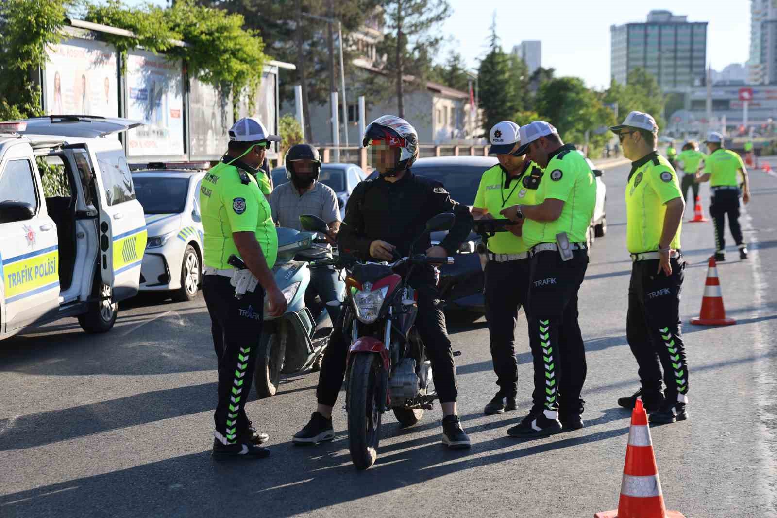 elazigda dur ihtarina uymayan surucuye 200 bin lira ceza 3 tyUArJuB