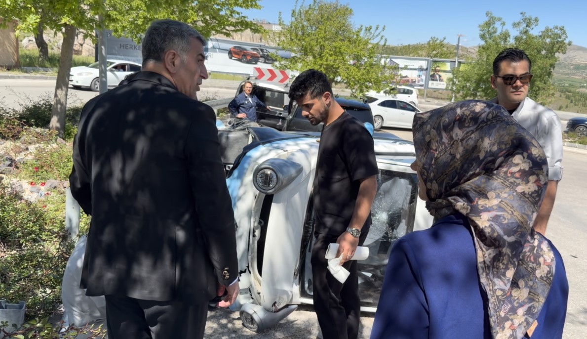 elazigda elektrikli arac devrildi ilk mudahaleyi milletvekili yapti 1 1NPFqlVe