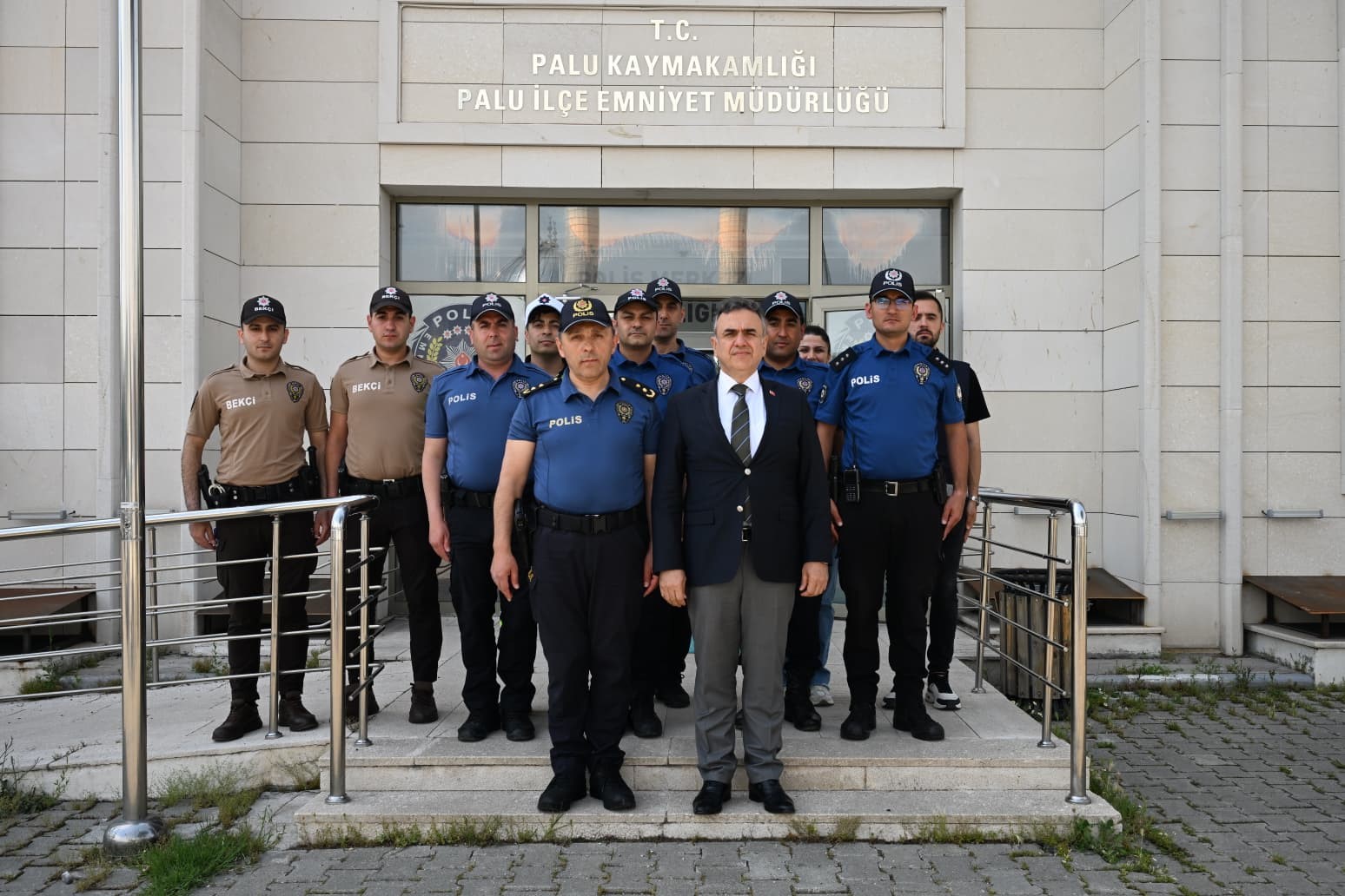 elazigda emniyet muduru karan polis memurlariyla bir araya gelerek bayramlasti 2 6jmgHVDB