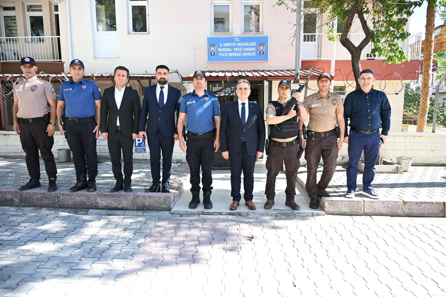 elazigda emniyet muduru karan polis memurlariyla bir araya gelerek bayramlasti 3 mQMXhdeh