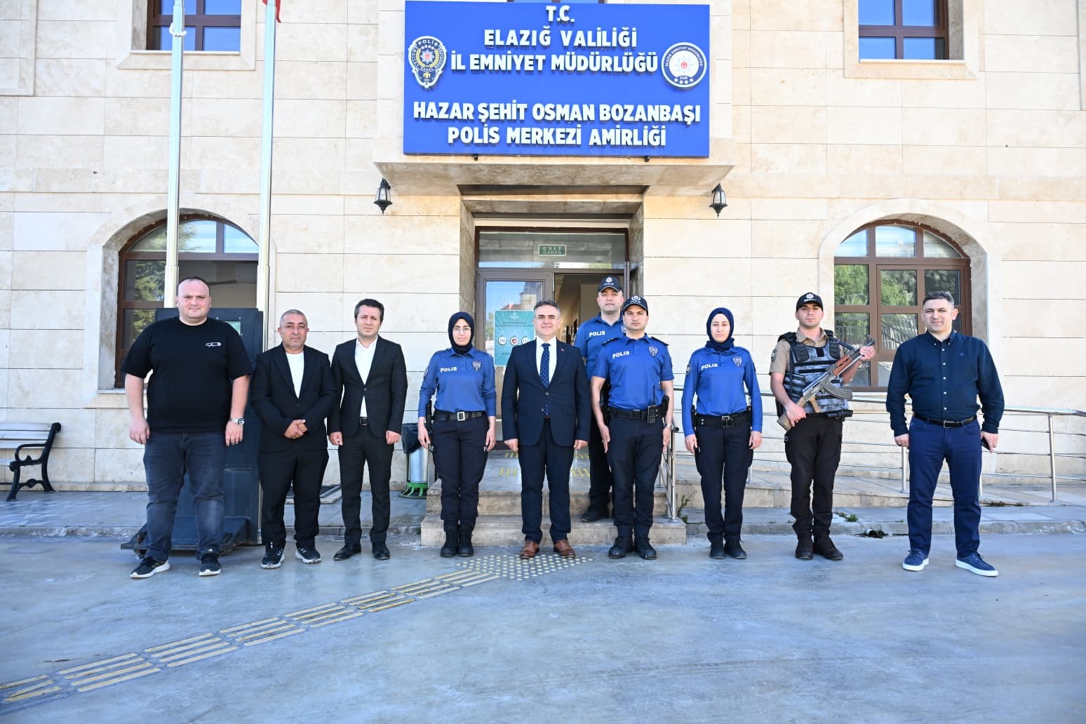 elazigda emniyet muduru karan polis memurlariyla bir araya gelerek bayramlasti 4 F5T5APtY