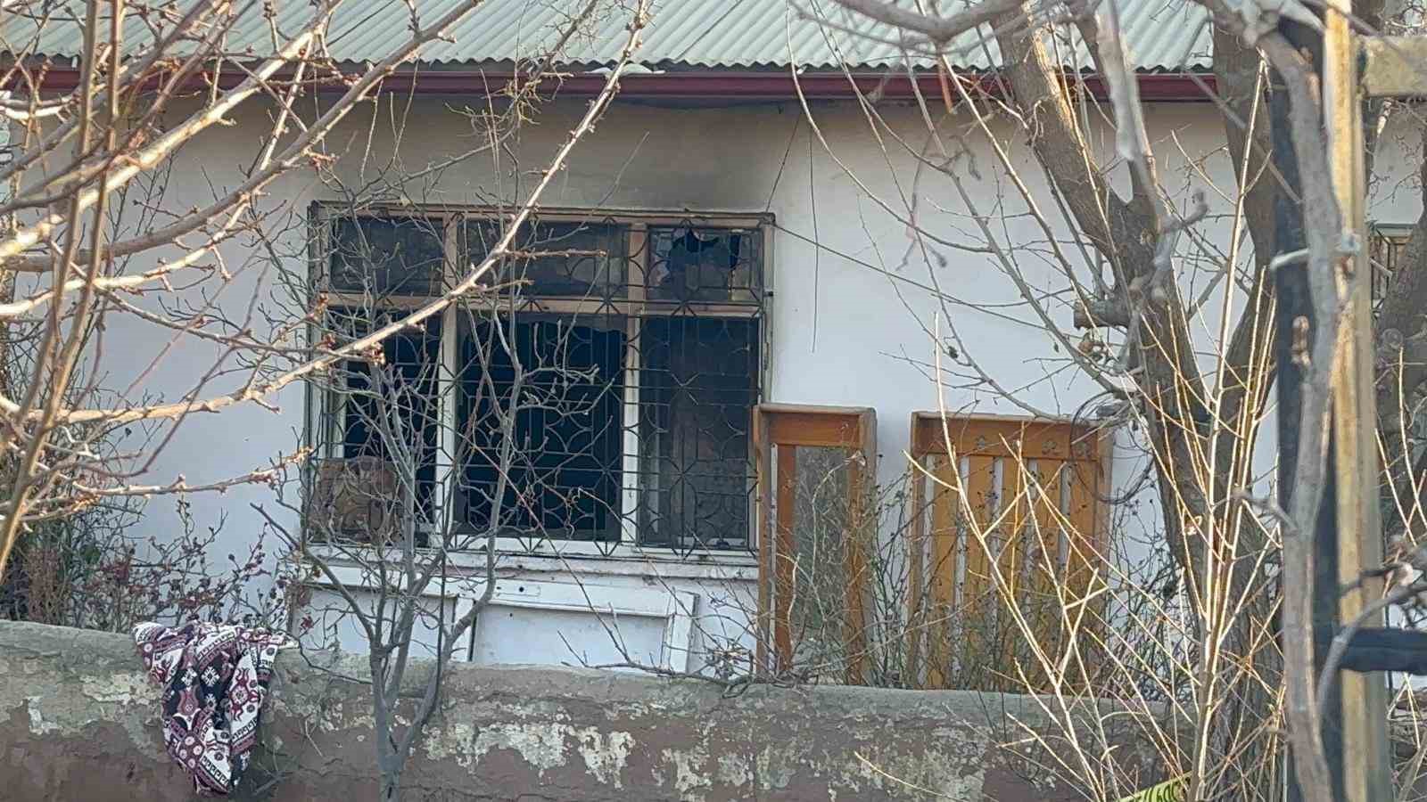 elazigda ev yangini 1 kisi hayatini kaybetti 2 WgN5OHEv