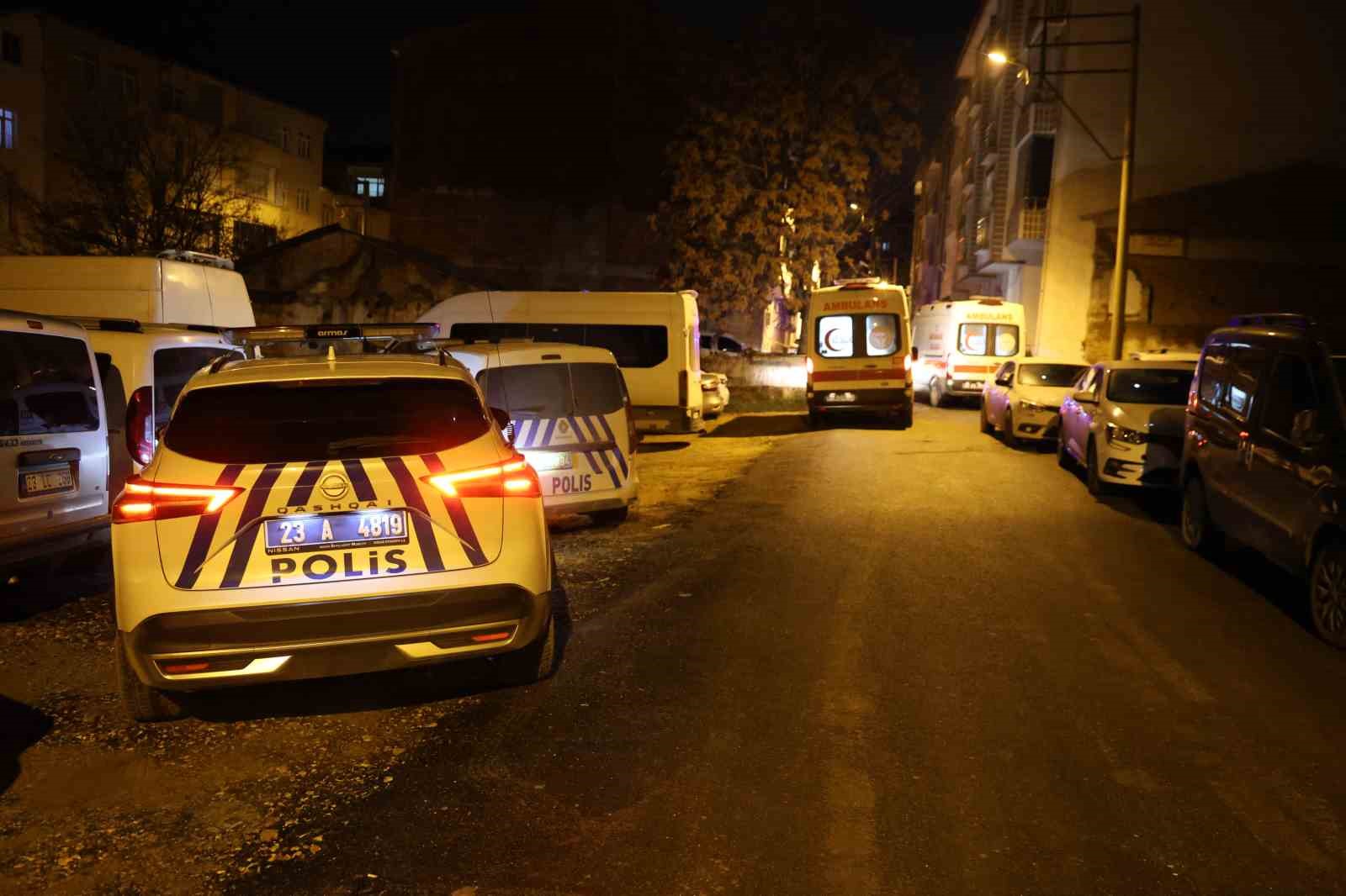 elazigda ev yangini 2 kisi dumandan etkilendi 1 zEb1Yl3M