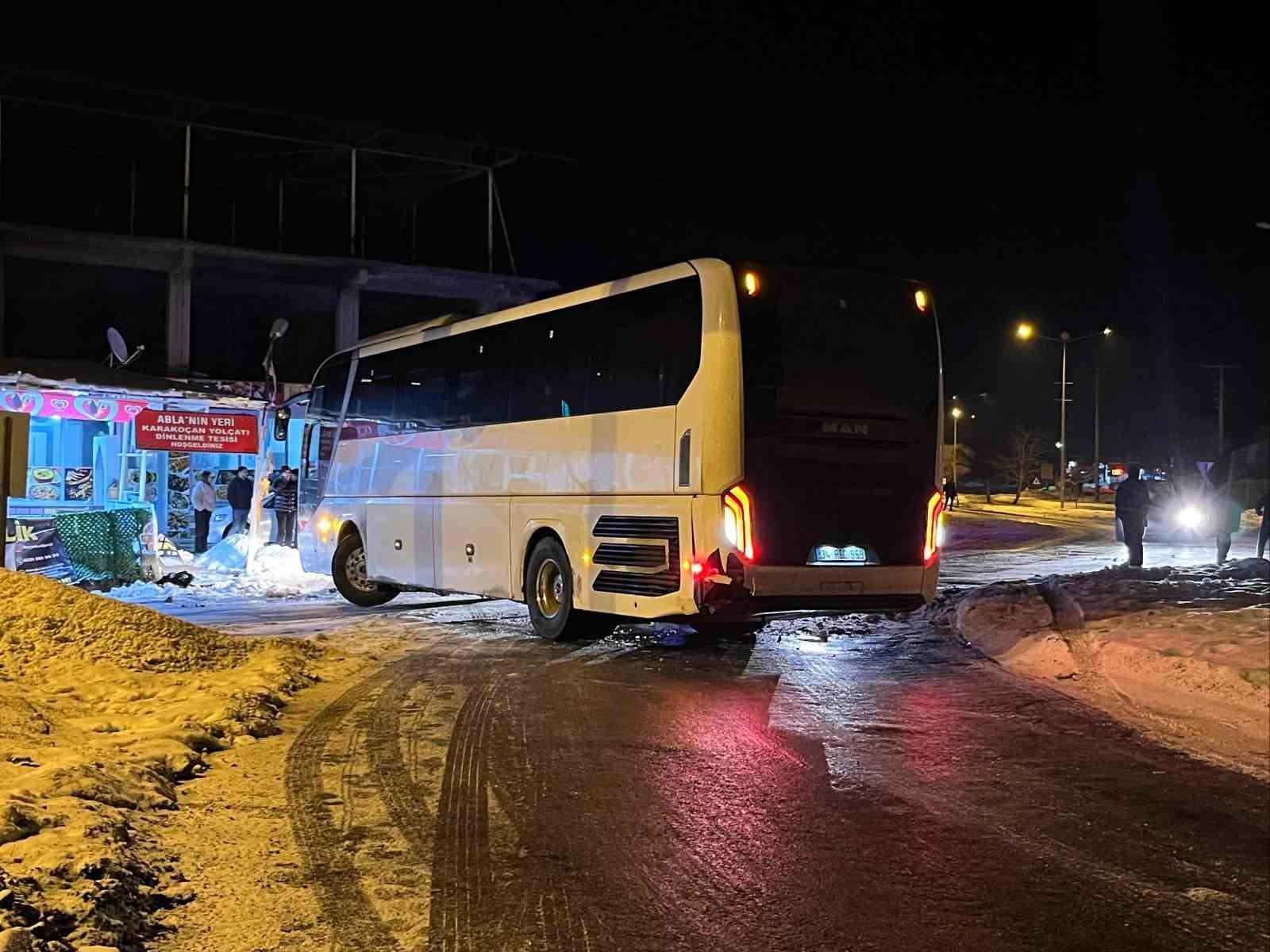 Elazığ’da facianın eşiğinden dönüldü: Otobüs devrilmekten son anda böyle kurtuldu 4 elazigda facianin esiginden donuldu otobus devrilmekten son anda boyle kurtuldu 0 UvkGe3wC
