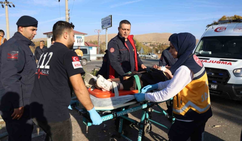 elazigda-feci-kaza-2i-agir-6-yarali-mIFe3E5L.jpg