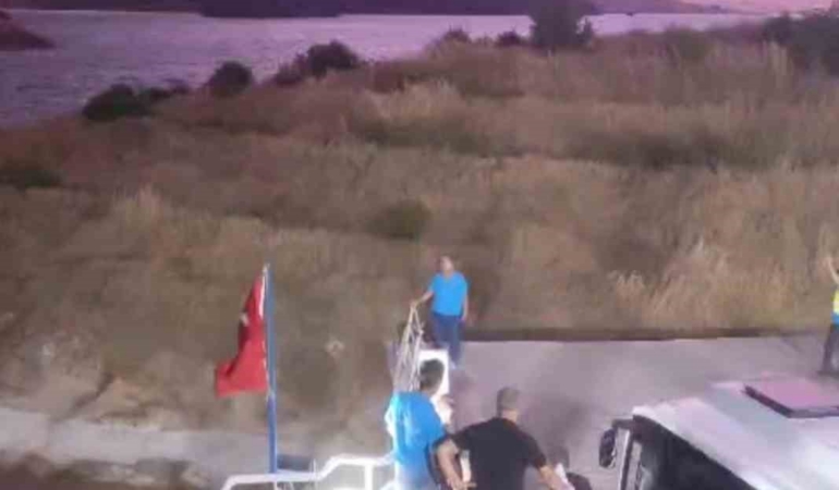 elazigda-firtina-etkili-oldu-feribot-iskeleye-yanasamadi-GKq22hAX.jpg