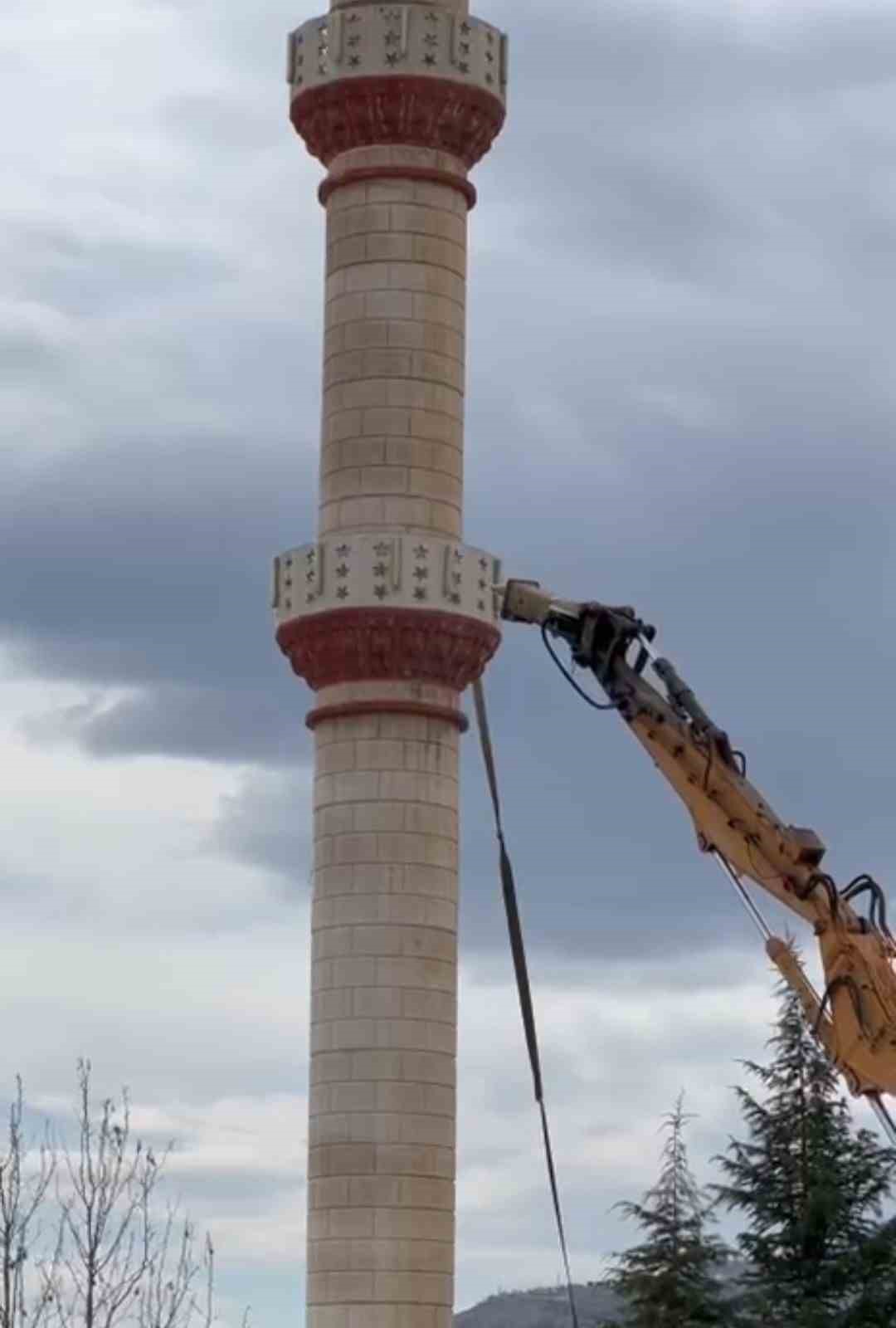 elazigda hasarli caminin minaresi is makinesi ile yikildi 1 CSehGZi8