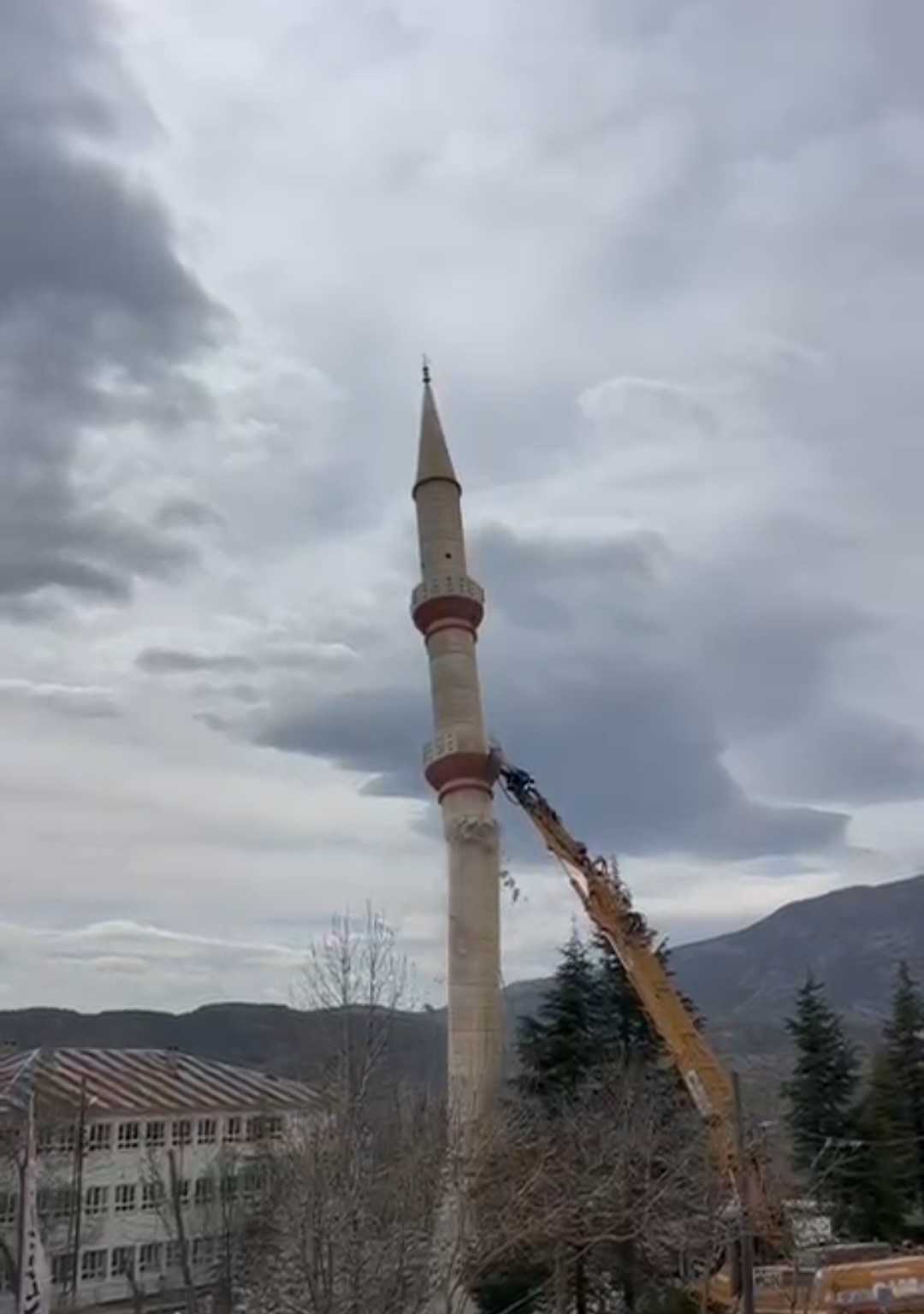 elazigda hasarli caminin minaresi is makinesi ile yikildi 2 9yQCldJ2