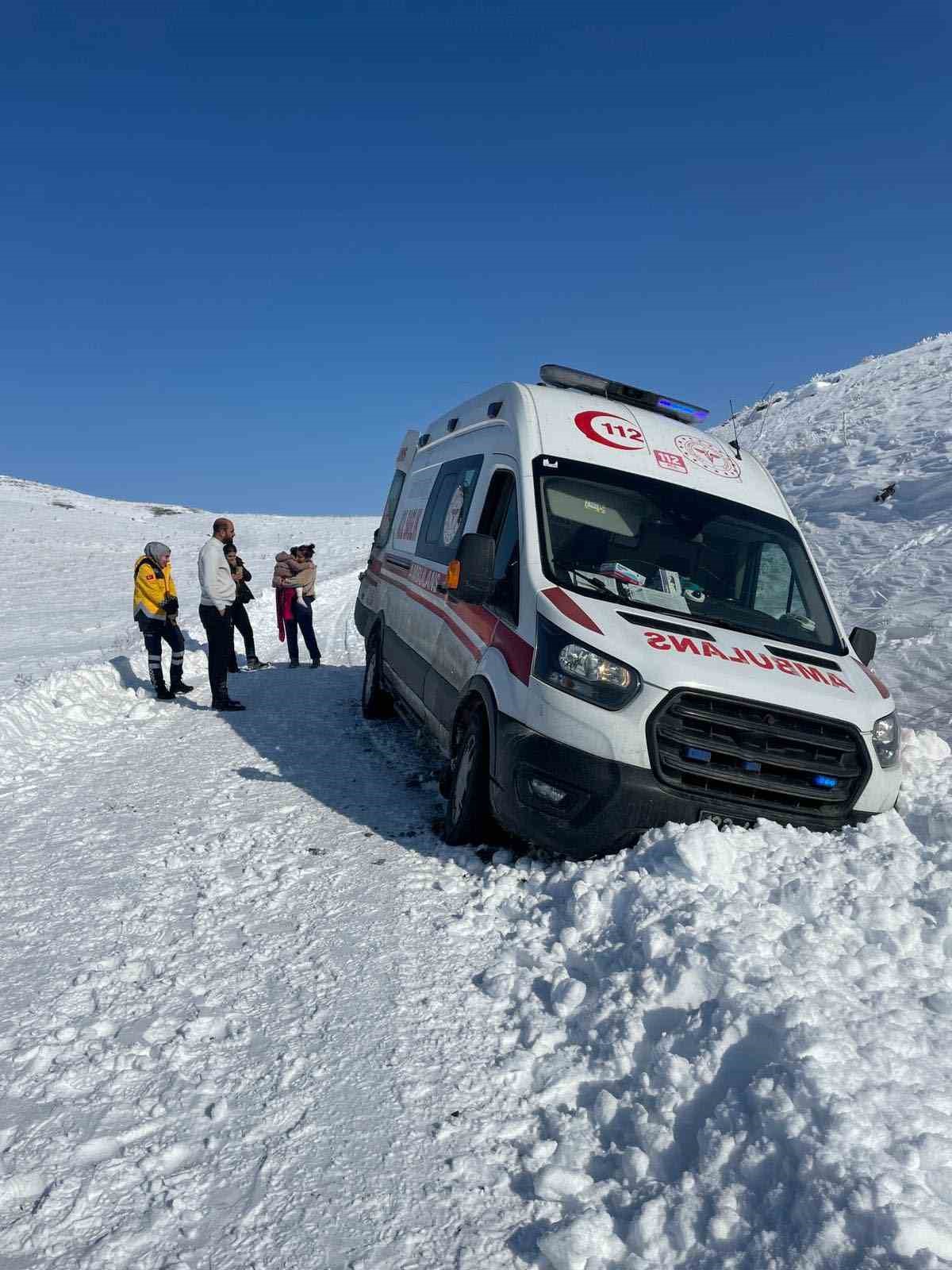 Elazığ’da hasta çocuk greyderle ambulansa ulaştırıldı 4 elazigda hasta cocuk greyderle ambulansa ulastirildi 0 cChDd3Fr