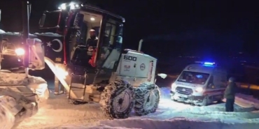 elazigda-hastaya-giderken-karda-mahsur-kalan-ambulans-kurtarildi-8FVeXYWU.jpg