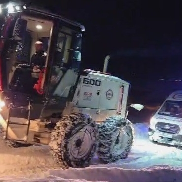 elazigda-hastaya-giderken-karda-mahsur-kalan-ambulans-kurtarildi-8FVeXYWU.jpg